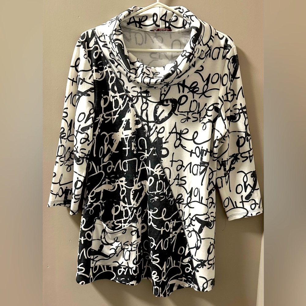🛍️3/$15 Cowl neck women’s long sleeve patterned sweater Size M